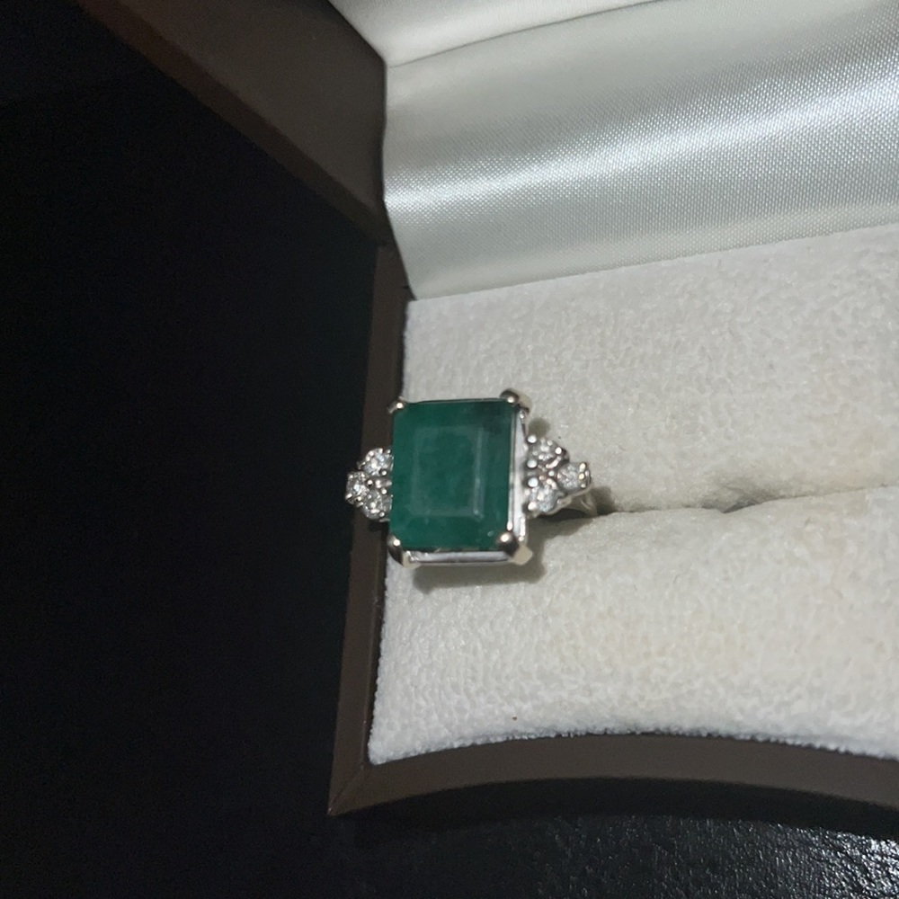 Emerald diamond ring